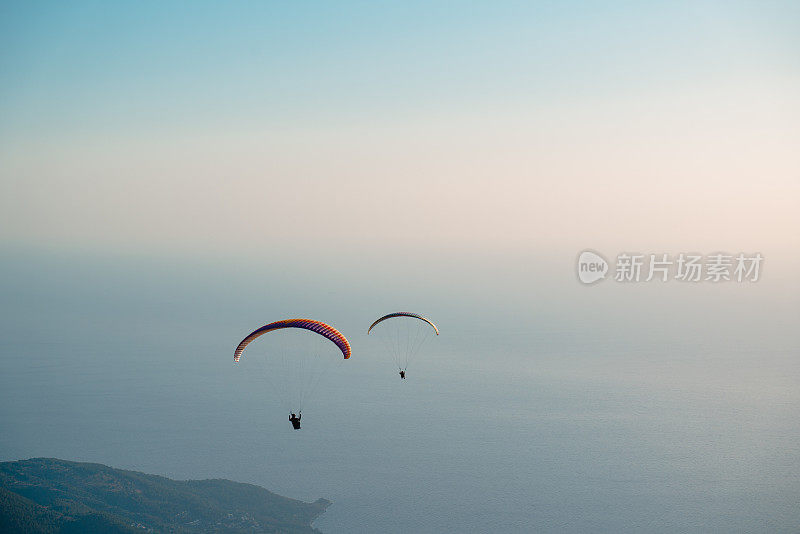 在Mugla的Fethiye，人们正在Oludeniz Babadag美丽的大海上滑翔